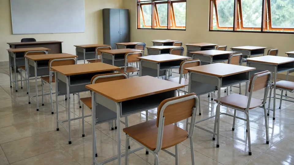 Meja sekolah dengan permukaan kayu dan rangka