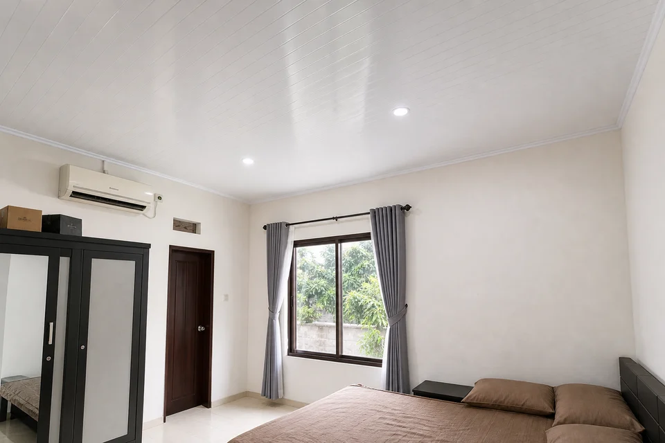 Plafon PVC dengan susunan panel pada interior rumah
