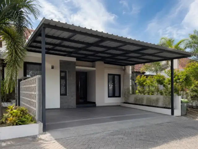 Kanopi alderon carport rumah minimalis dengan rangka besi hollow hitam