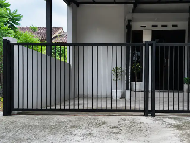 Pagar besi minimalis hollow warna hitam di depan rumah modern sederhana